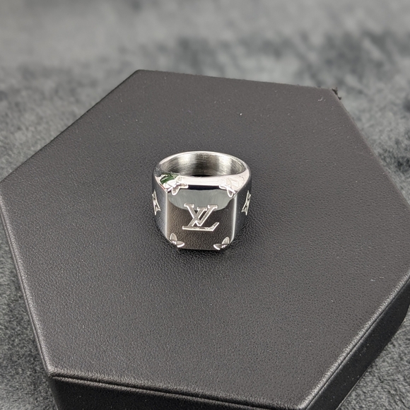 LV Louis Vuitton signature monogram signet ring, large, US7, EU54, N½, 14 unisex - Picture 4 of 14